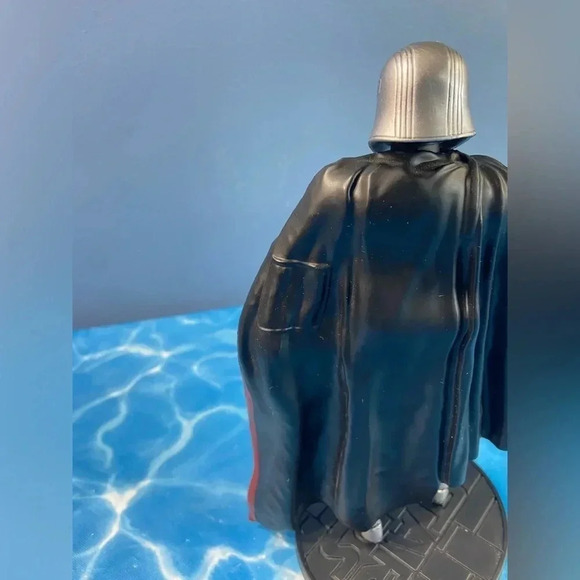 Star Wars Elite Series - Disney Store Exclusive - Die-Cast Captain Phasma 7 1/4” - Picture 3 of 14